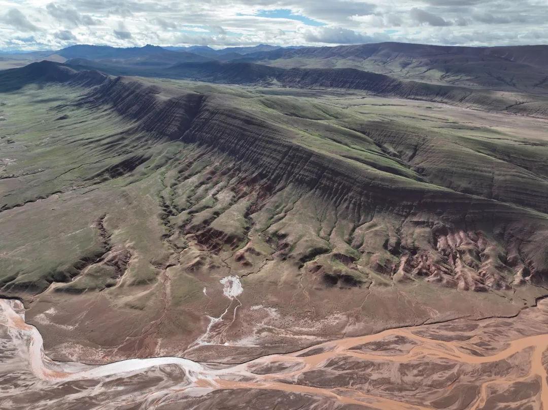 这是无人机拍摄的“红山脉”照片。（新华社记者 张龙摄）